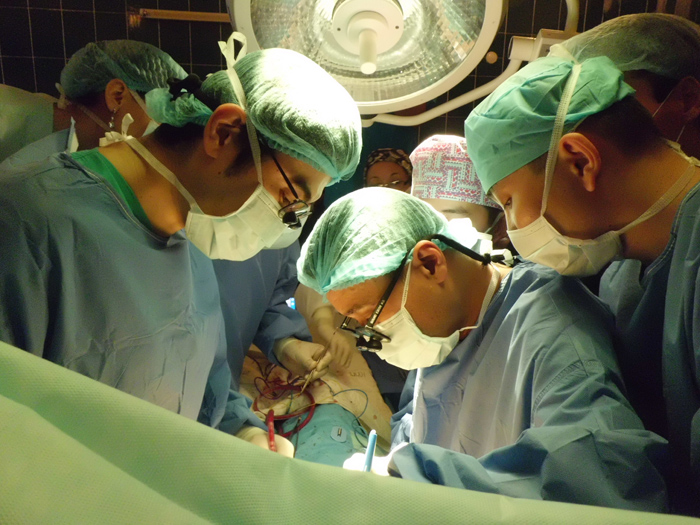 海外で移植の技術を伝授する本院の移植・消化器外科チーム