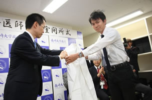 友廣理事長より研修医に白衣授与